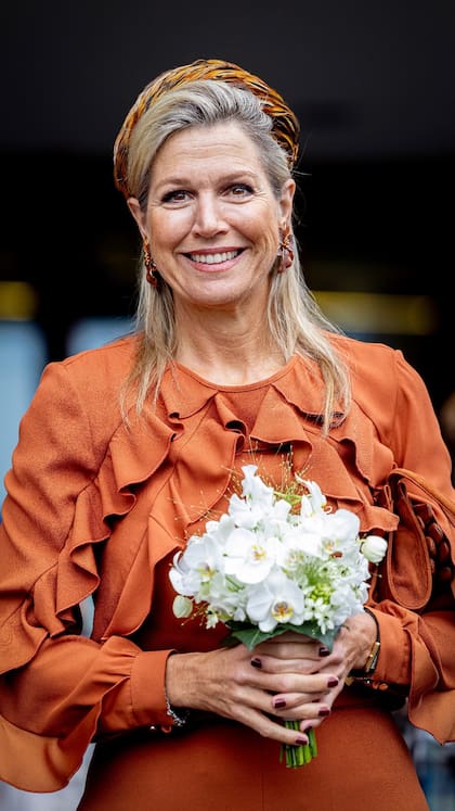 La monarca llevó tocado de plumas que se robó todas las miradas (Foto: Instagram @patrickvkatwijk)