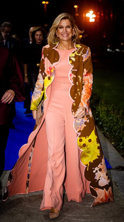 La monarca lució un abrigo con una estampa digital de flores pintadas a mano de Claes Iversen (Foto: Instagram @patrickvkatwijk)