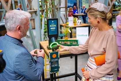La monarca se interiorizó sobre el consumo de alimentos, como abordar la fecha de caducidad de los mismos y en como preparar aperitivos libres de residuos (Foto: Instagram @koninklijkhuis)
