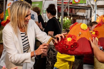 La monarca trabajó activamente en el armado de los arreglos florales (Foto: Instagram @koninklijkhuis)