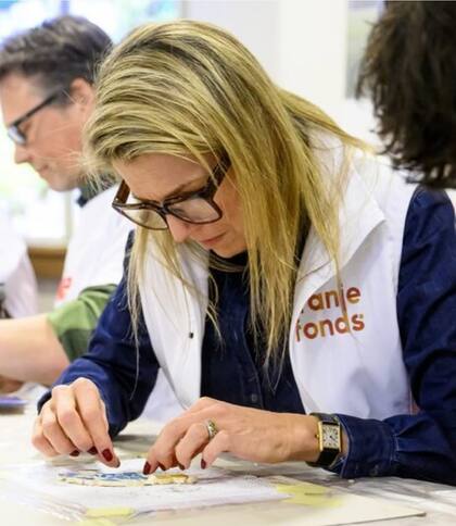 La monarca trabajó con mucha dedicación y concentración y rellenó el dibujo de una abeja con coloridos mosaicos (Foto: Instagram @queenmaximaloveandnetherlands)