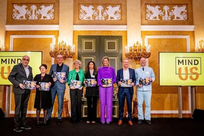 La monarca usó el mismo outfit el 6 de diciembre de 2022 durante una reunión de la Fundación Mind Us (Foto: Instagram @koninklijkhuis)