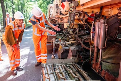La monarca usó un traje de chaleco y pantalón naranja con un casco para estar protegida (Foto: Instagram @koninklijkhuis)