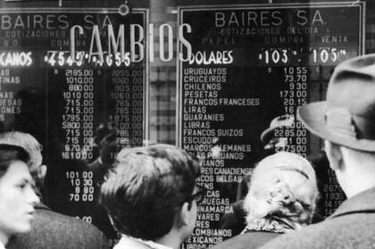 La moneda argentina ha tenido momentos de estabilidad muy cortos en los últimos 70 años, lo que ha hecho que tanto argentinos como extranjeros no confíen en ella. La foto es durante la devaluación del 59.