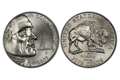La moneda de 5 centavos de 2005 con el error del “bisonte atravesado” puede alcanzar altos montos en subastas (Foto de PCGS)