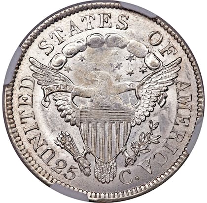 La moneda lleva el diseño de un águila sosteniendo 12 puntas de flecha