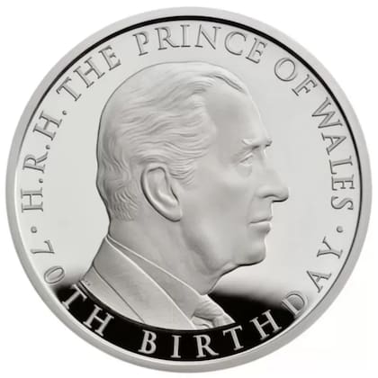 La moneda que la Royal Mint emitió con el  rostro de Carlos hace cuatro años