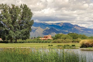 La casa con el sello de uno de los grandes arquitectos salteños y deco de estilo contemporáneo