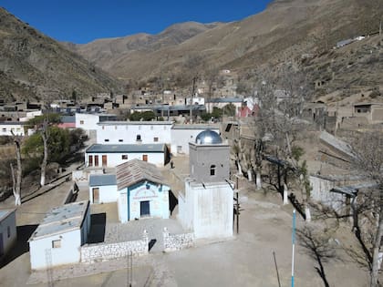 En las nubes: el tranquilo pueblo suspendido en el tiempo que seduce con sus colores vibrantes y su cultura - Image 2