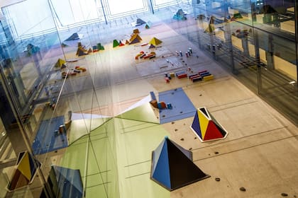 La montaña concreta es una palestra de 43 metros de altura por la que se puede ascender aferrándose a recreaciones de pinturas de artistas como Raúl Lozza, Lidy Prati y Gyula Kosic