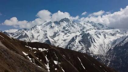La montaña Langtang Lirung de 7.234 m se encuentra junto a los picos Tsergo Ri, Kyanjin Ri y Yubra Himal, en los Himalayas nepalíes. Foto: Getty Images