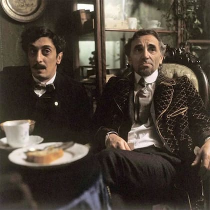 "La montaña mágica", adaptación de la novela homónima (1924) de Thomas Mann, dirigida por Hans W. Geissendörfer, con Charles Aznavour como Naptha