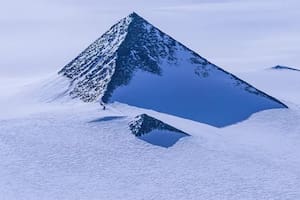 La verdad detrás de la “montaña pirámide” que se esconde bajo el hielo de la Antártida