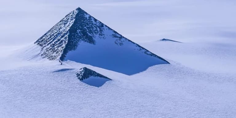 La verdad detrás de la “montaña pirámide” que se esconde bajo el hielo de la Antártida 
