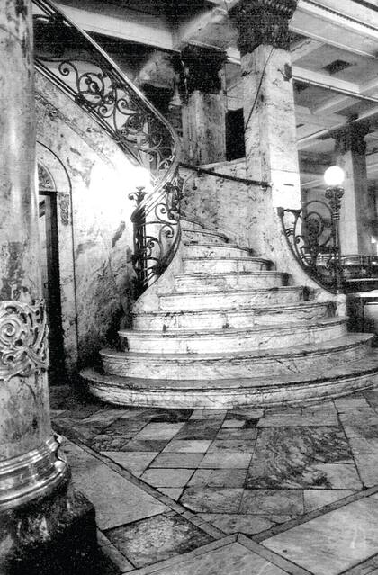 La monumental escalera que llevaba al primer piso