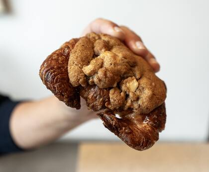 La "Mookie", la medialuna de manteca prensada con cookie.