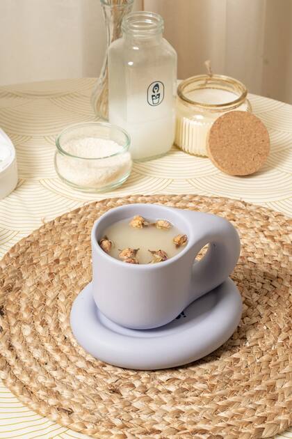 La moon milk se toma tibia y antes de dormir para que sus propiedades reduzcan los síntomas del insomnio (milkyplant.com)