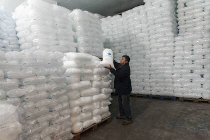 La Morocha fabrica 300 bolsas de hielo por día