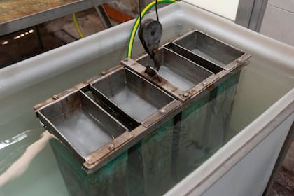 La Morocha, una vieja fábrica sigue produciendo barras de hielo en el corazón de Floresta