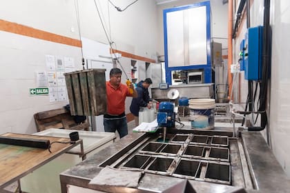 La Morocha, una vieja fábrica sigue produciendo barras de hielo en el corazón de Floresta