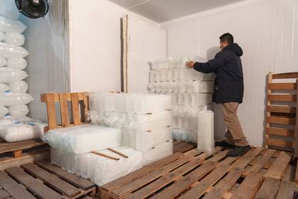 La Morocha, una vieja fábrica sigue produciendo barras de hielo en el corazón de Floresta