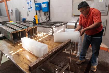 La Morocha, una vieja fábrica sigue produciendo barras de hielo en el corazón de Floresta