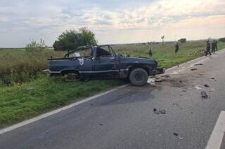 Dos delincuentes murieron al chocar su camioneta contra un camión mientras eran perseguidos por la policía