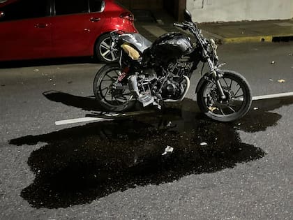 La moto de la víctima que murió tras ser atropellado por un delincuente en Palermo.