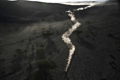 La moto del británico Sam Sunderland en las primeras luces del la etapa 2