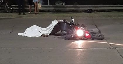 La moto del joven de 24 años que murió por el impacto de una chapa en Mar del Plata.