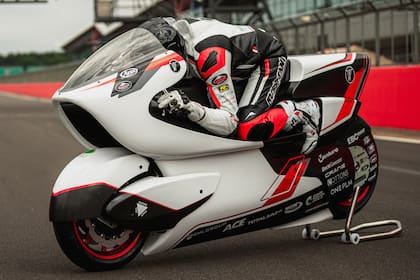 La moto eléctrica WMC250EV busca quedarse con el récord de velocidad para estos vehículos, gracias a un diseño que crea un tubo de aire entre las ruedas y el piloto