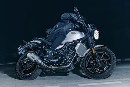 La moto equipa el nuevo motor Sherpa de 452 cc, el mismo de la Himalayan 450 Adventure Tourer