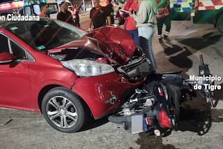 Dos hombres salieron volando de una moto tras chocar contra un auto en Tigre