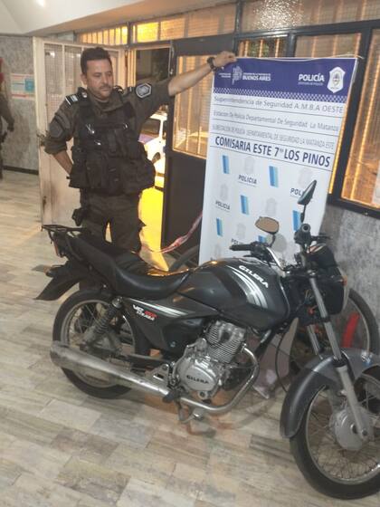 La moto usada por Alejandro Miguel Ochoa en el asalto que terminó con la muerte de la psicóloga social María Rosa Daglio, en Ramos Mejía