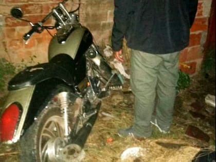 La moto usada por Alejandro Miguel Ochoa para asaltar a la psicóloga social María Rosa Daglio, que murió luego de caer durante el arrebato, en Ramos Mejía
