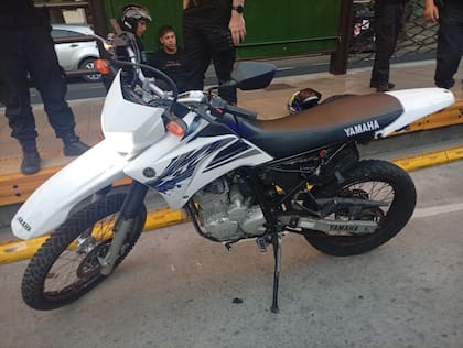 La moto Yamaha XTZ Lander 250 utilizada en la fuga, con el sistema de arranque violentado, fue secuestrada en el operativo