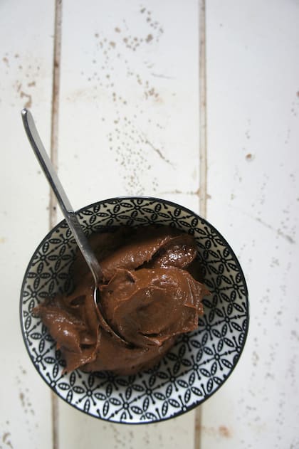La mousse de chocolate con yogur es una versión saludable y rica en probióticos para el sistema digestivo