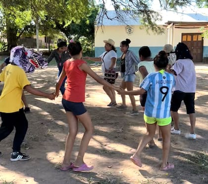 La movida show es un espacio en el que los chicos aprenden distintas danzas tradicionales y se presentan en corsos