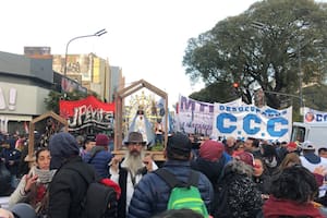 Movimientos sociales aliados al Gobierno marchan por San Cayetano desde Liniers hasta la Avenida de Mayo