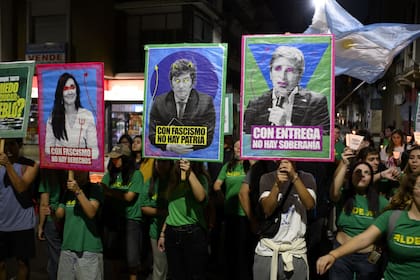 La movilización, convocada por la Federación Universitaria de Rosario y el gremio de docentes universitarios (Coad), fue desde la Plaza San Martín hasta la Plaza 25 de Mayo