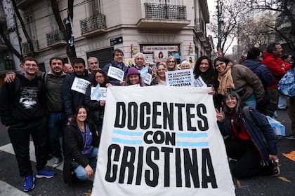 La movilización de docentes kirchneristas a la esquina en la que cumple prisión domiciliaria la expresidenta, el 26 de mayo