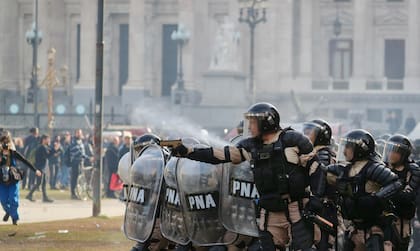 La movilización quedó marcada por los enfrentamientos entre las fuerzas de seguridad y los manifestantes, que se sucedieron tras la votación