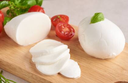 La mozzarella es un queso semiblando de origen italiano, elaborado tradicionalmente con leche de búfala