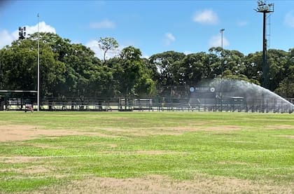 La mudanza a Newman redujo la capacidad de 3500 a 3000 espectadores y la falta de luz artificial con la intensidad requerida por la televisión obligó a adelantar el partido a las 16.30