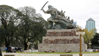 La mudanza de la escultura de Juana Azurduy comenzará el viernes