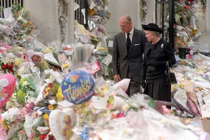 LA MUERTE DE DIANA. En agosto de 1997, la princesa de Gales murió en un accidente automovilístico en París. Consternado y dolido, el pueblo salió a la calle para rendirle homenaje. La Reina y el duque de Edimburgo recorrieron el mar de tributos florales ubicado en la puerta del Palacio de Buckingham.