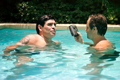 Con Maradona no había límites..., ni protocolo; entrevistas en autos, aviones, hoteles, clubes y, sí, piletas también; “Creo que Diego por fin encontró la paz. Si yo me afirmo en esa idea, no lo voy a extrañar”, cuenta Arcucci