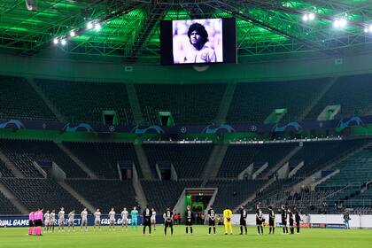 Un minuto de silencio antes de un partido de la Champions League, en Alemania. AP/MARTIN MEISSNER