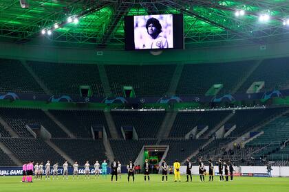 Un minuto de silencio antes de un partido de la Champions League, en Alemania. AP/MARTIN MEISSNER 
