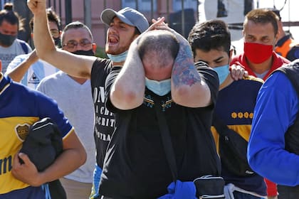 Escenas de profundo dolor y tristeza entre los seguidores del Ídolo